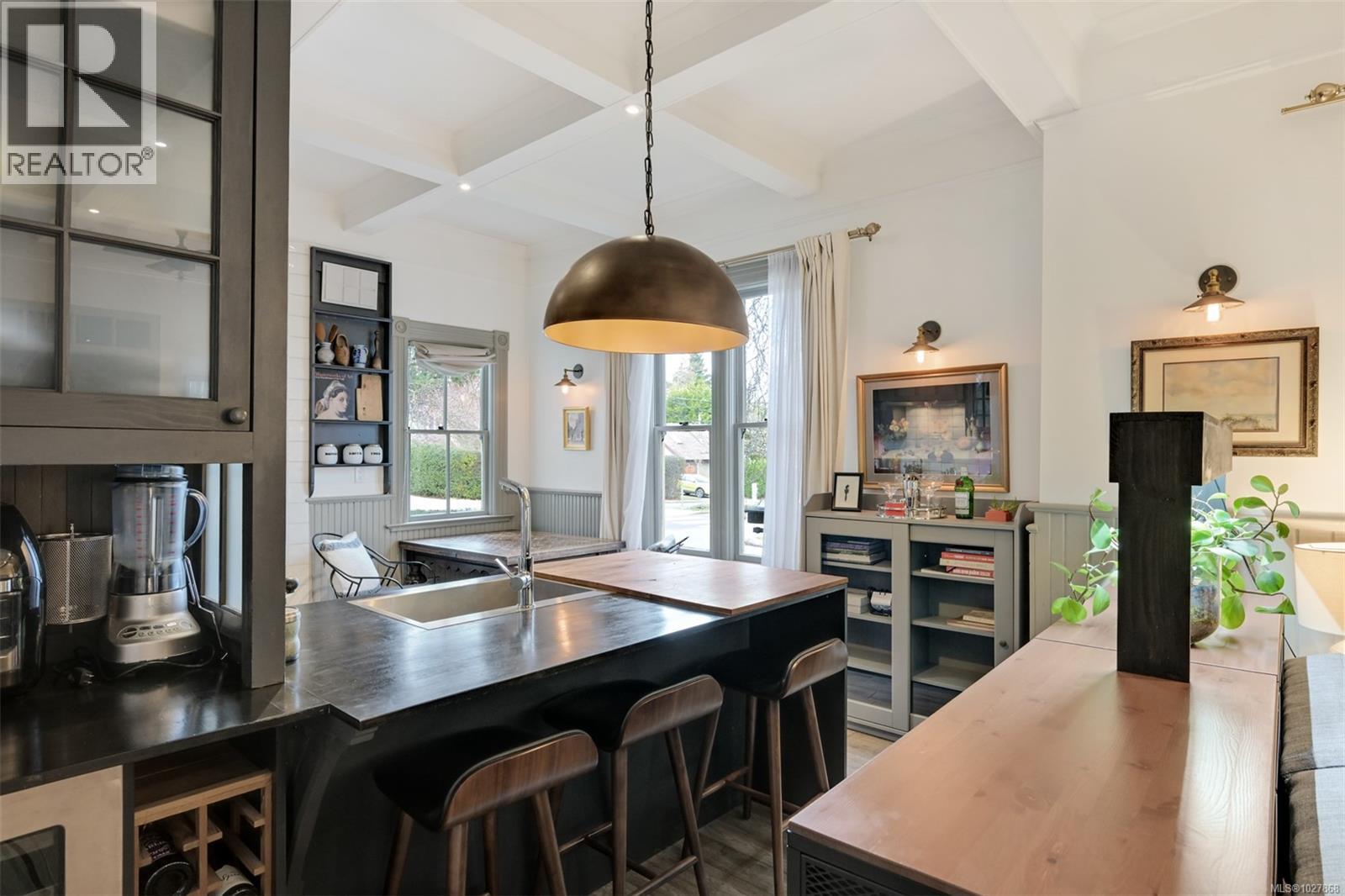 2221 Fernwood Rd, Victoria