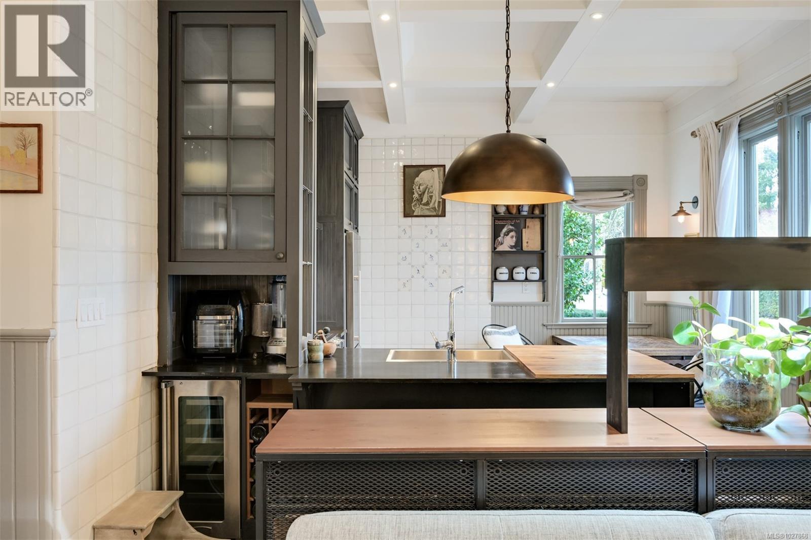 2221 Fernwood Rd, Victoria