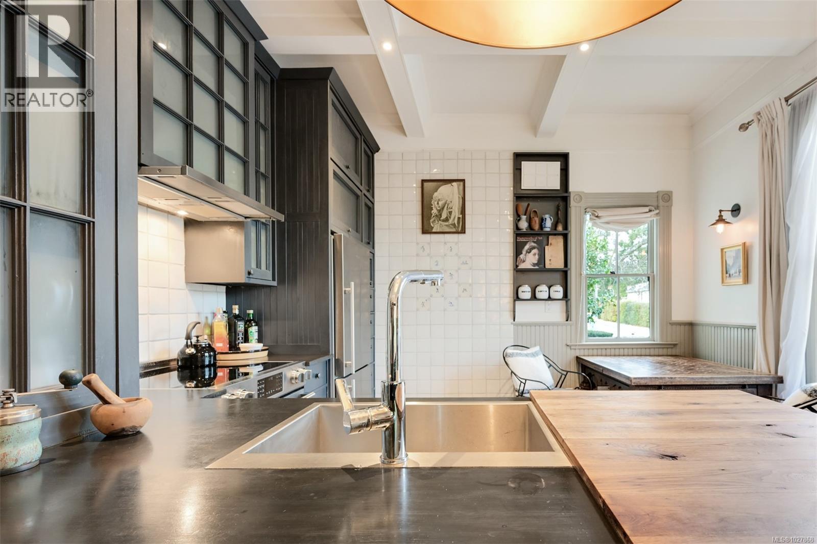 2221 Fernwood Rd, Victoria