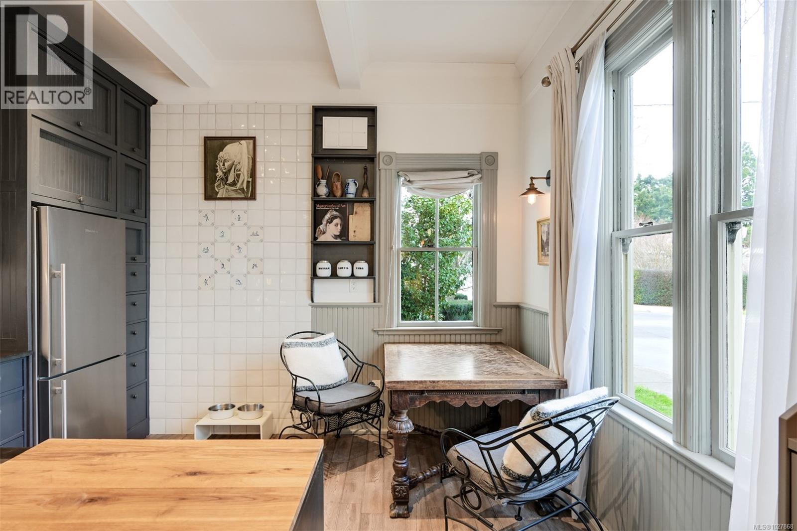 2221 Fernwood Rd, Victoria