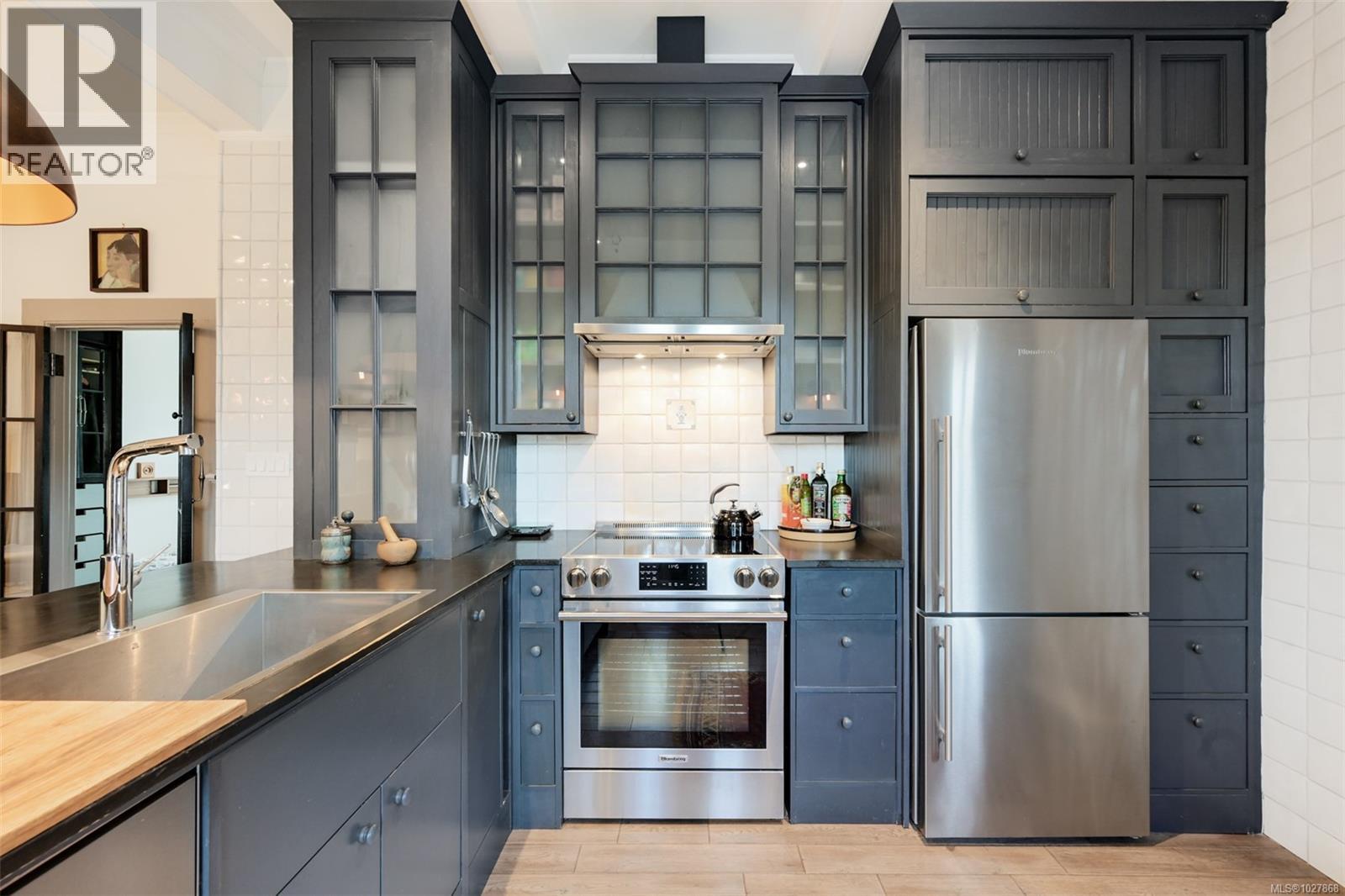 2221 Fernwood Rd, Victoria