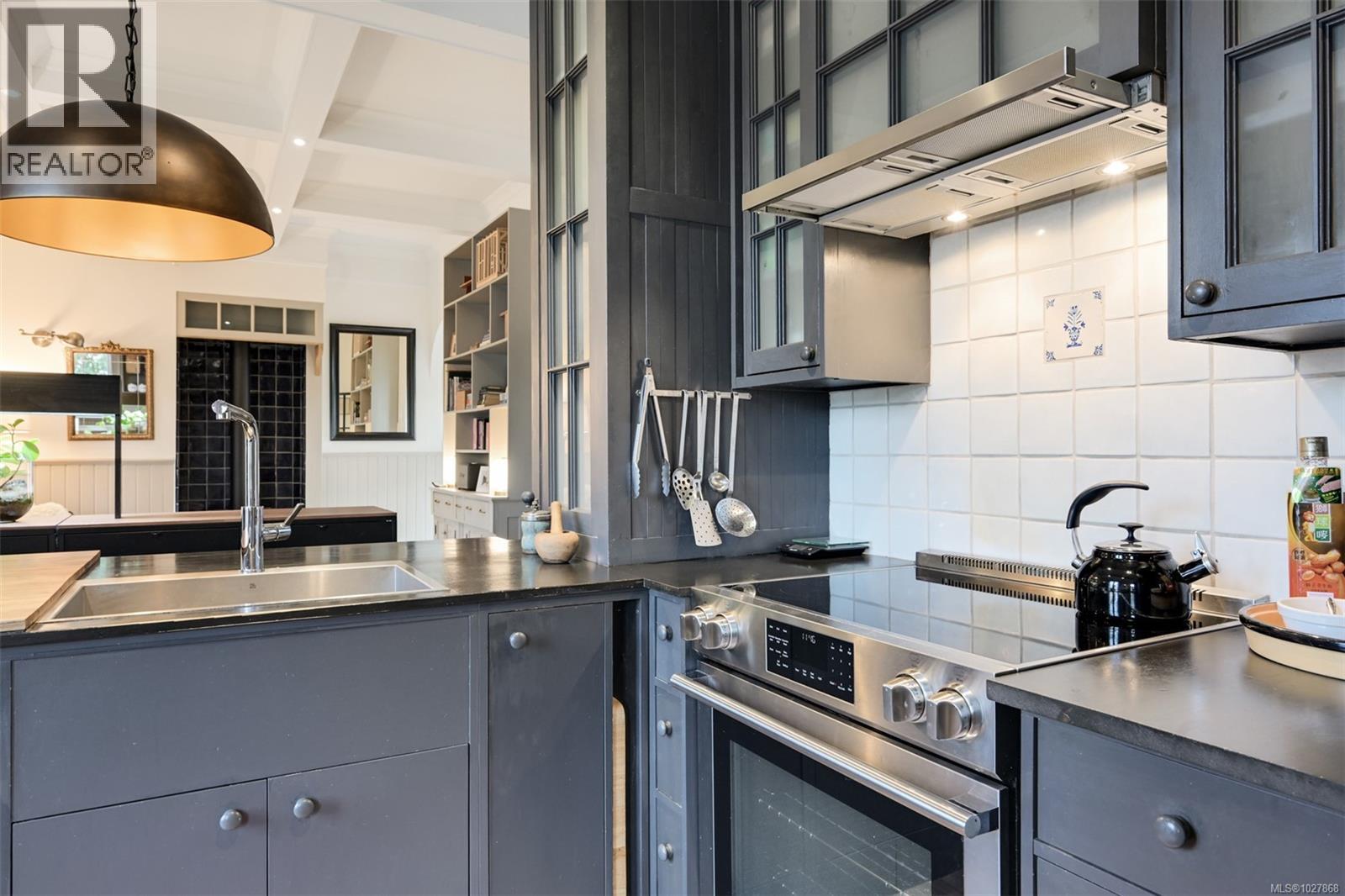 2221 Fernwood Rd, Victoria