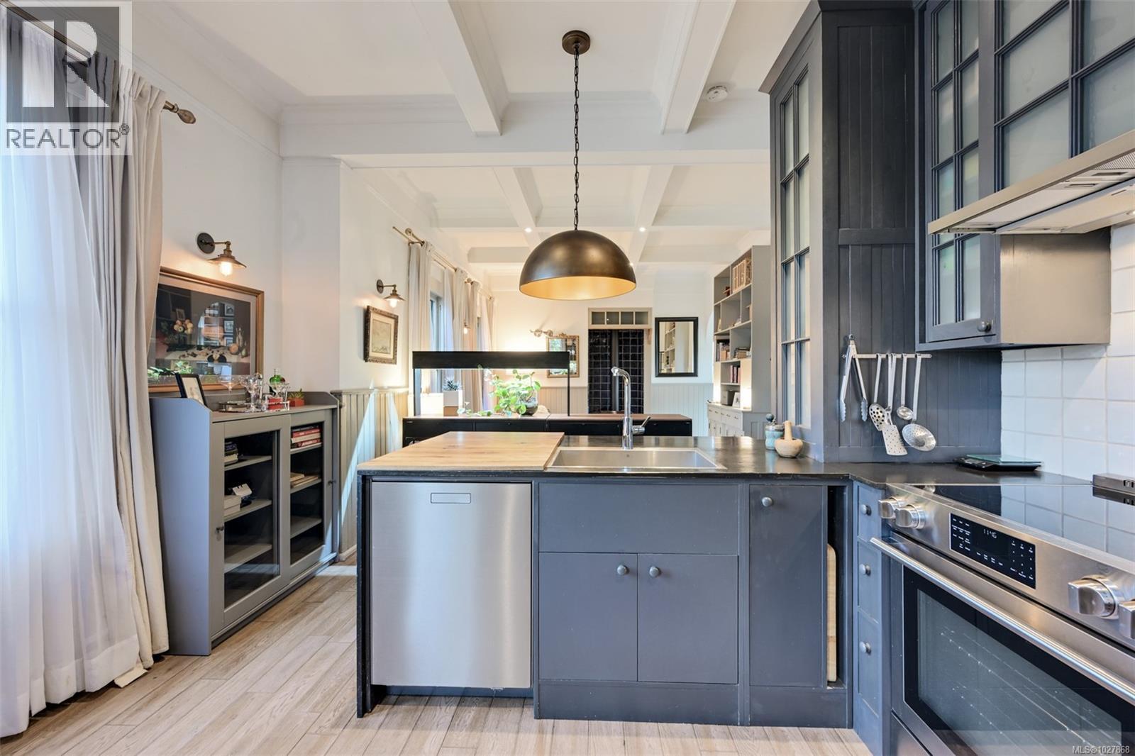 2221 Fernwood Rd, Victoria