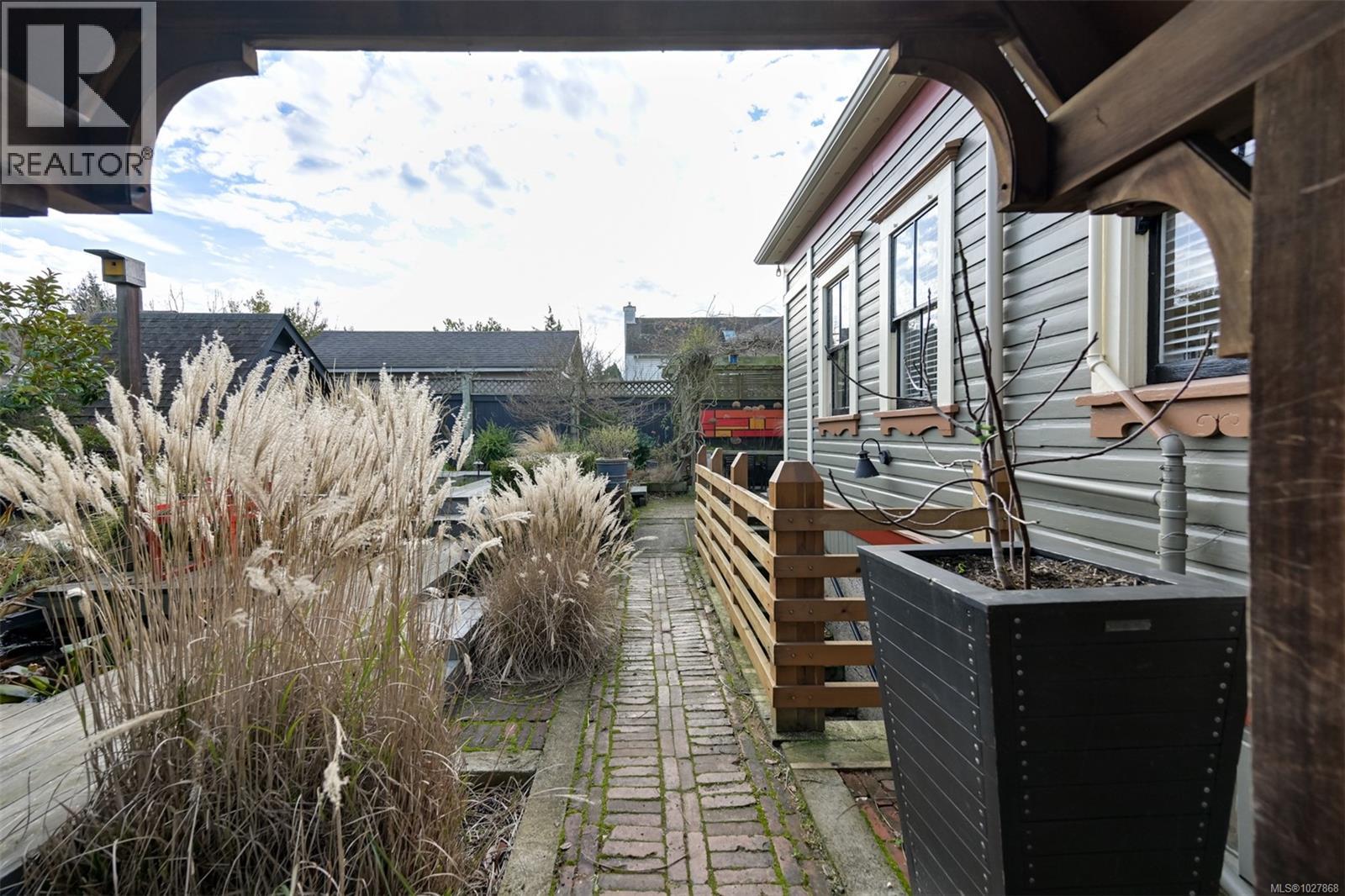 2221 Fernwood Rd, Victoria