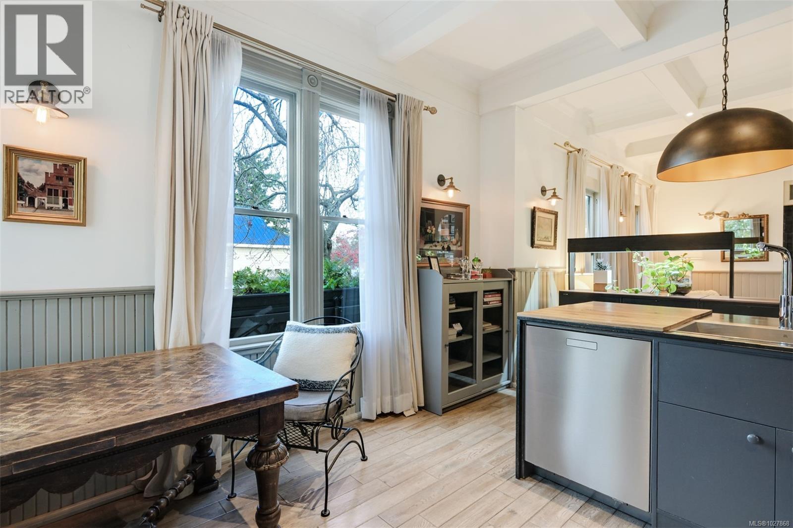 2221 Fernwood Rd, Victoria