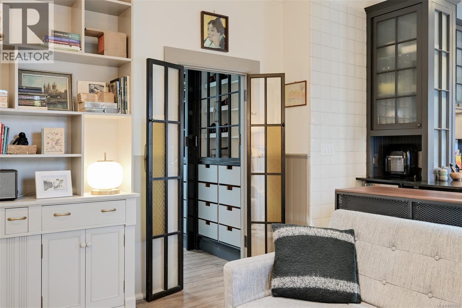 2221 Fernwood Rd, Victoria