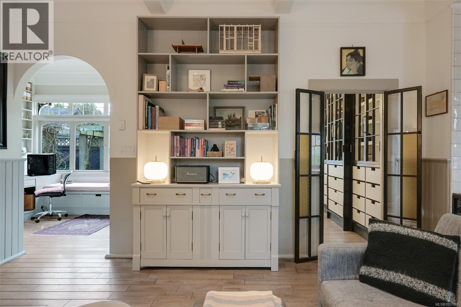 2221 Fernwood Rd, Victoria