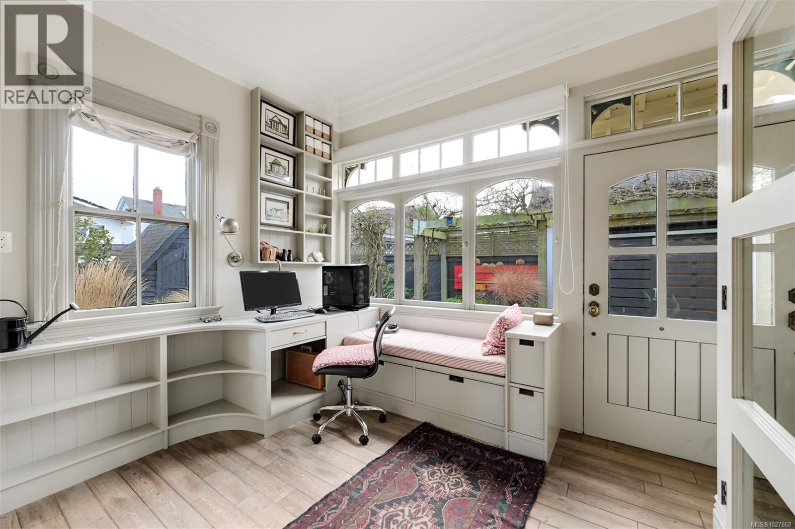 2221 Fernwood Rd, Victoria