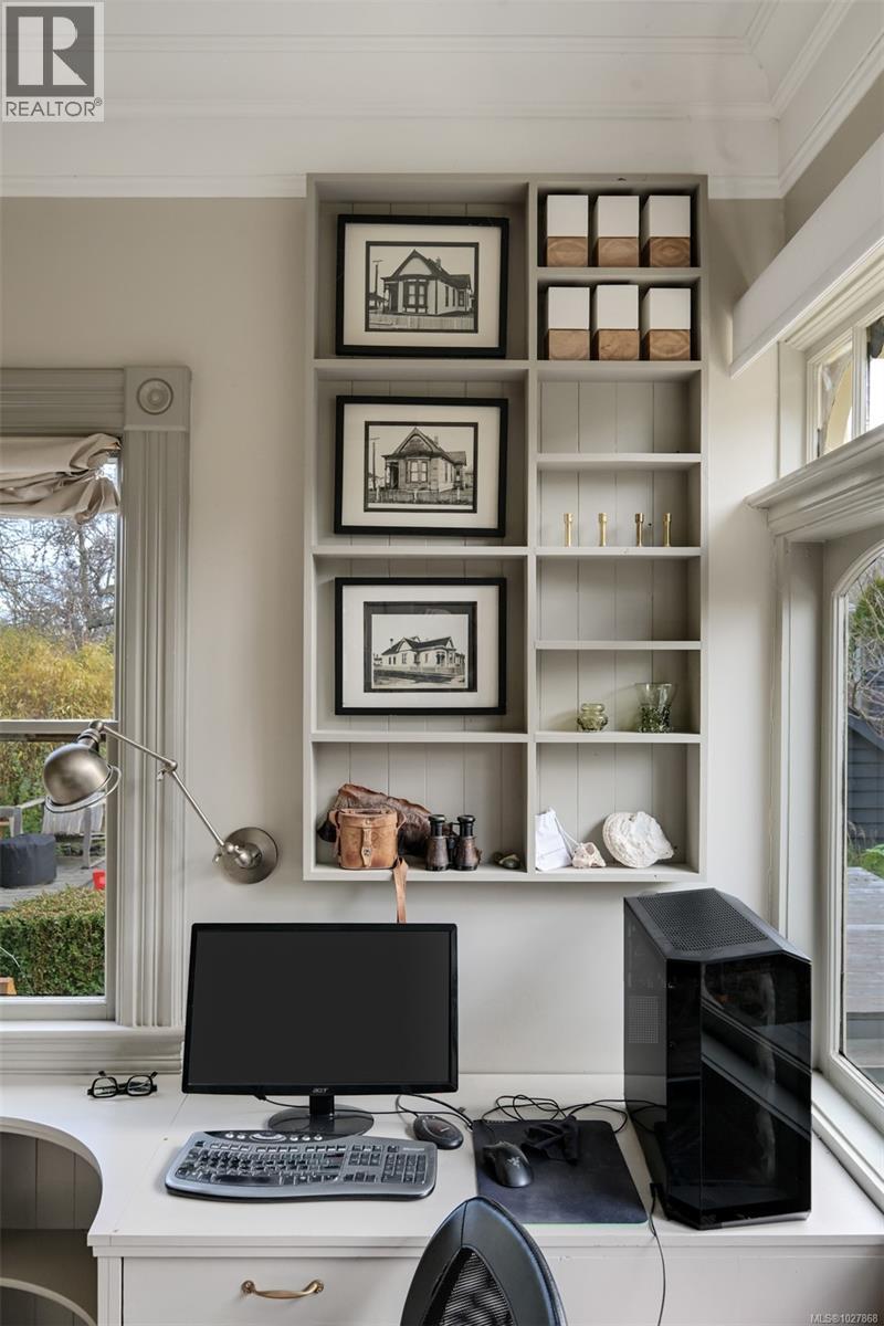 2221 Fernwood Rd, Victoria