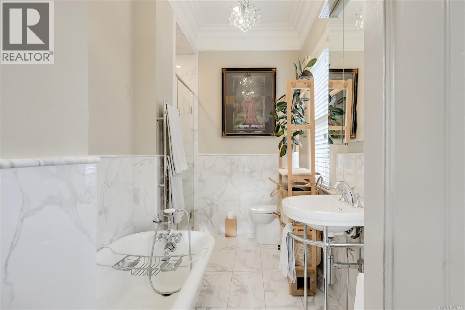 2221 Fernwood Rd, Victoria