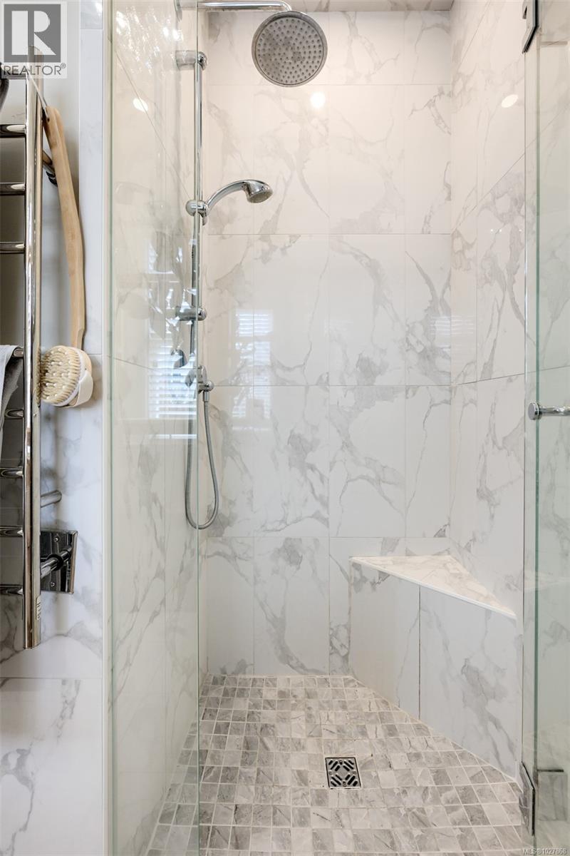 2221 Fernwood Rd, Victoria