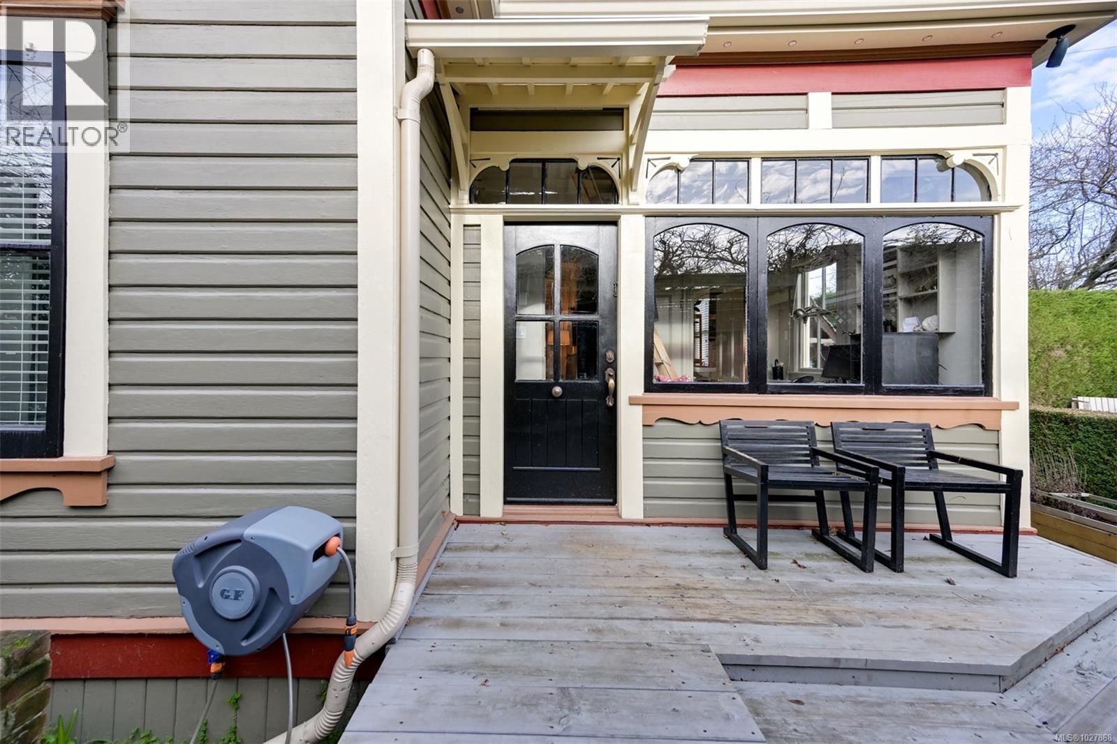 2221 Fernwood Rd, Victoria