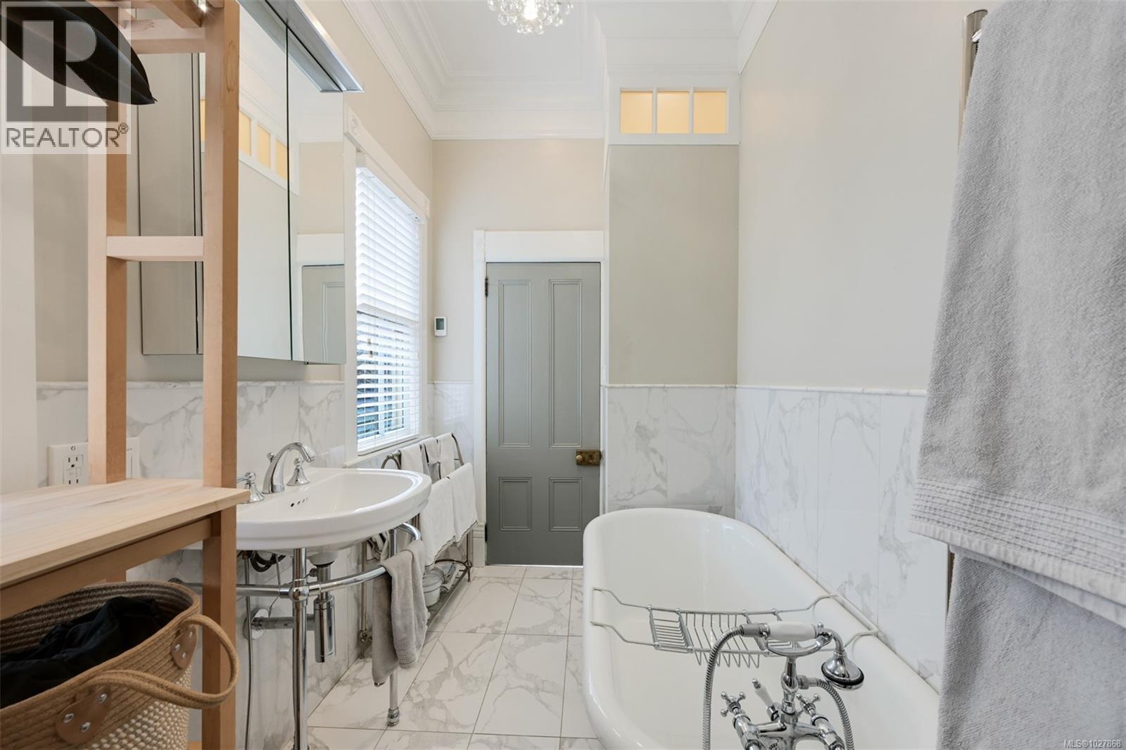 2221 Fernwood Rd, Victoria