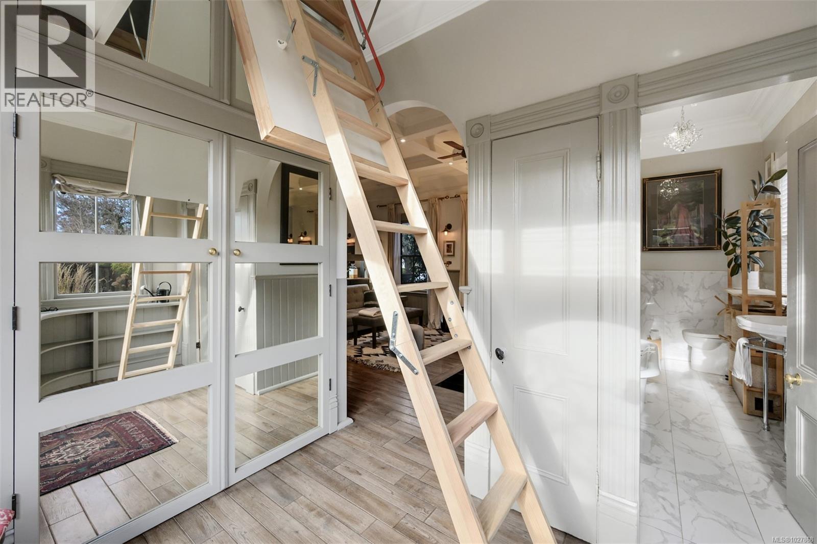 2221 Fernwood Rd, Victoria