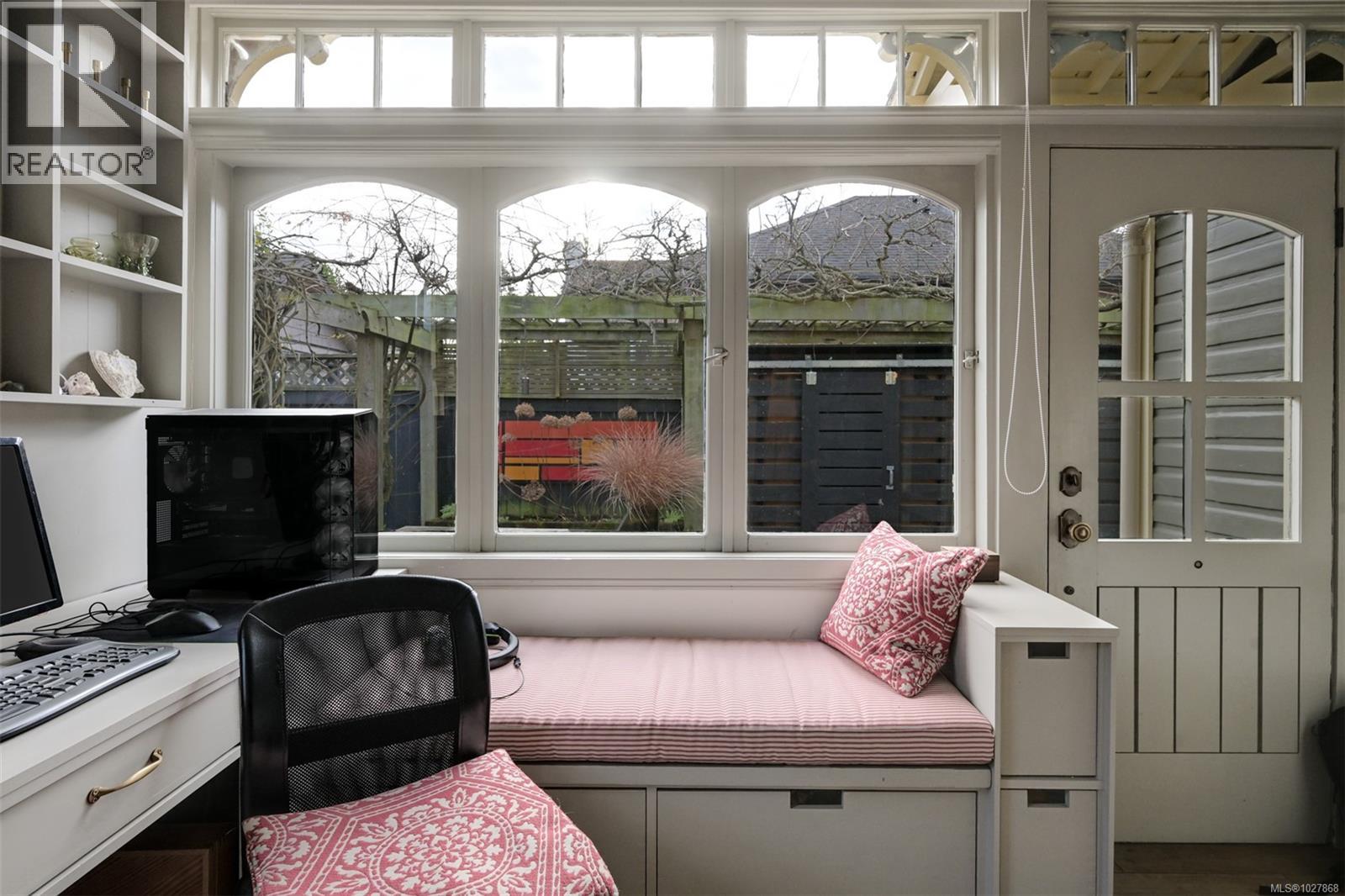 2221 Fernwood Rd, Victoria