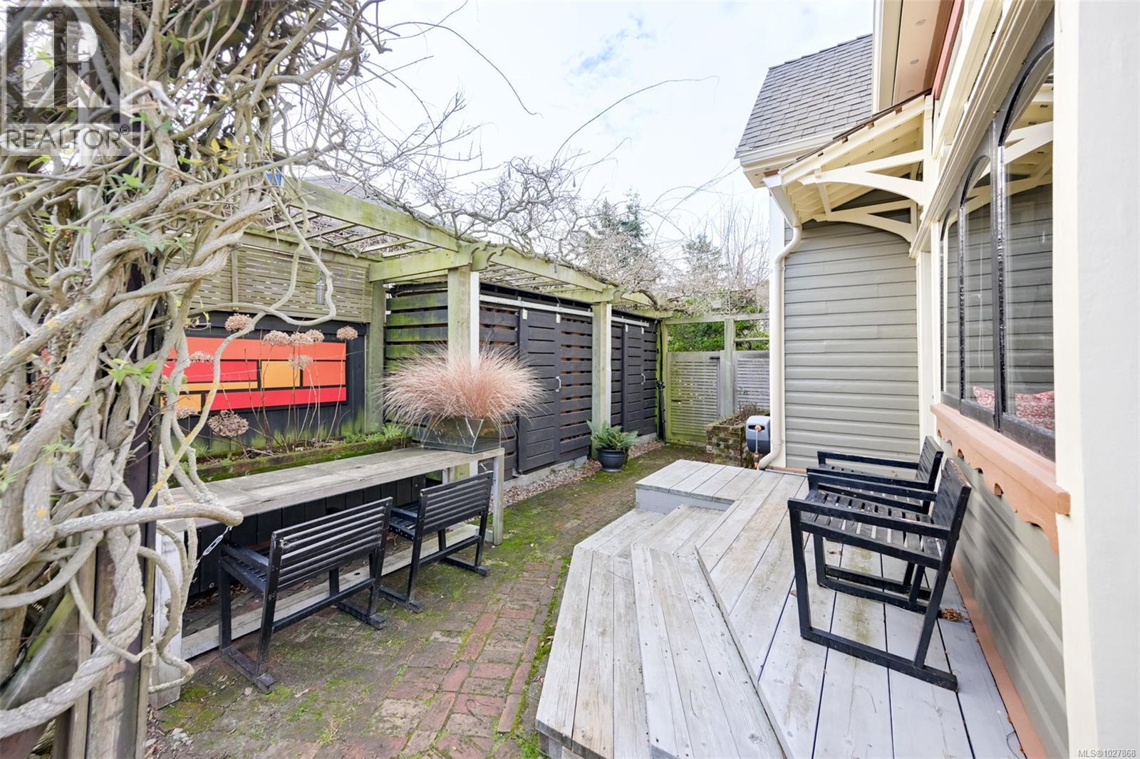 2221 Fernwood Rd, Victoria