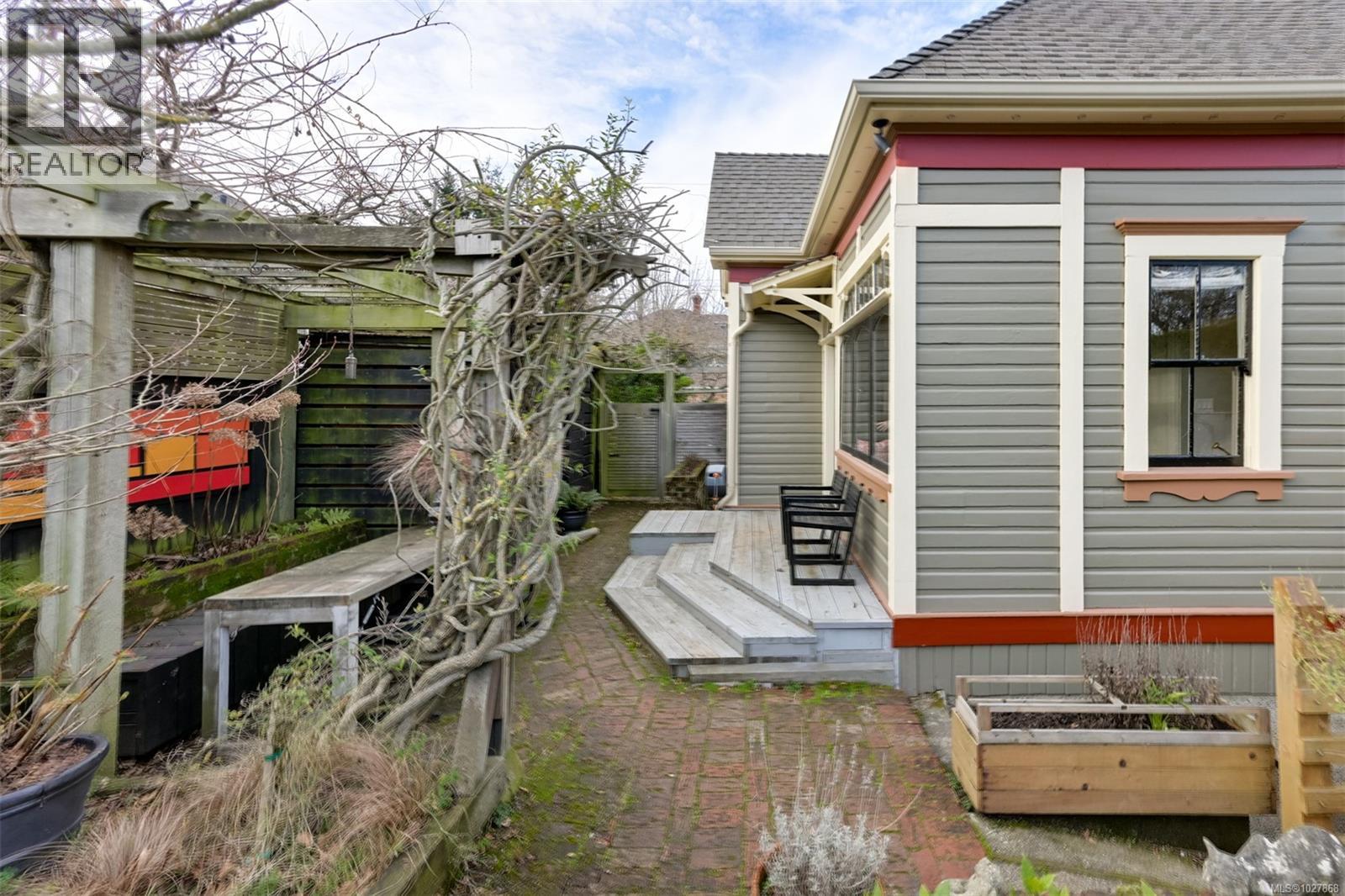 2221 Fernwood Rd, Victoria