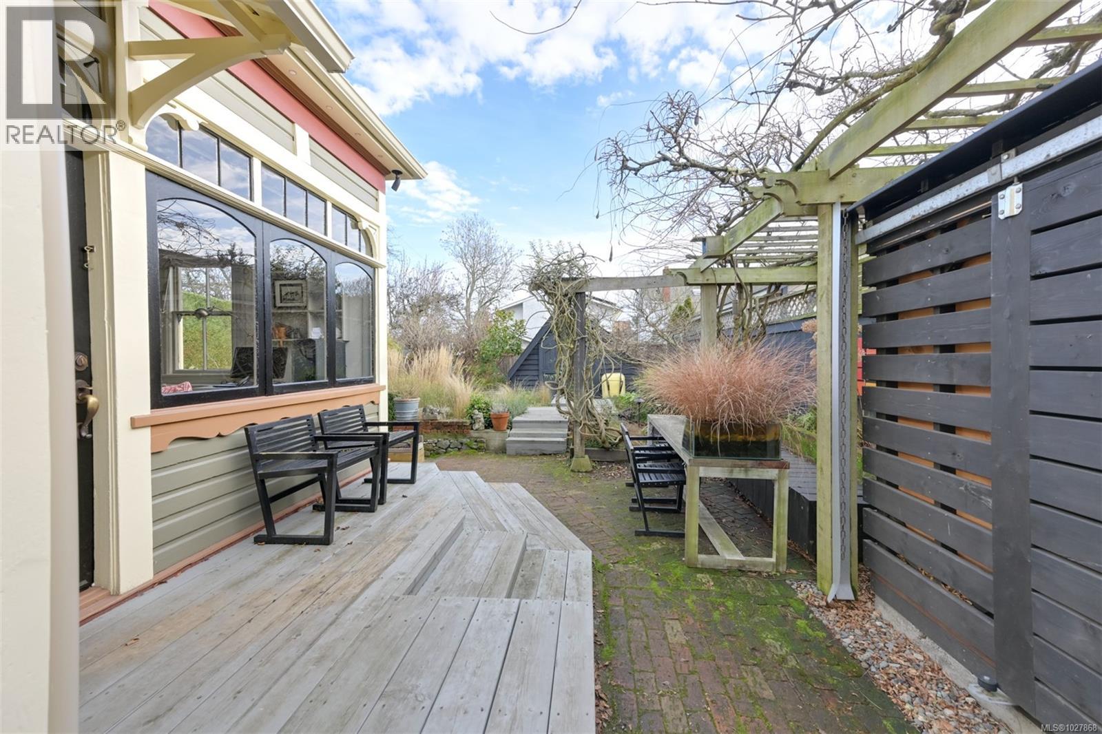 2221 Fernwood Rd, Victoria