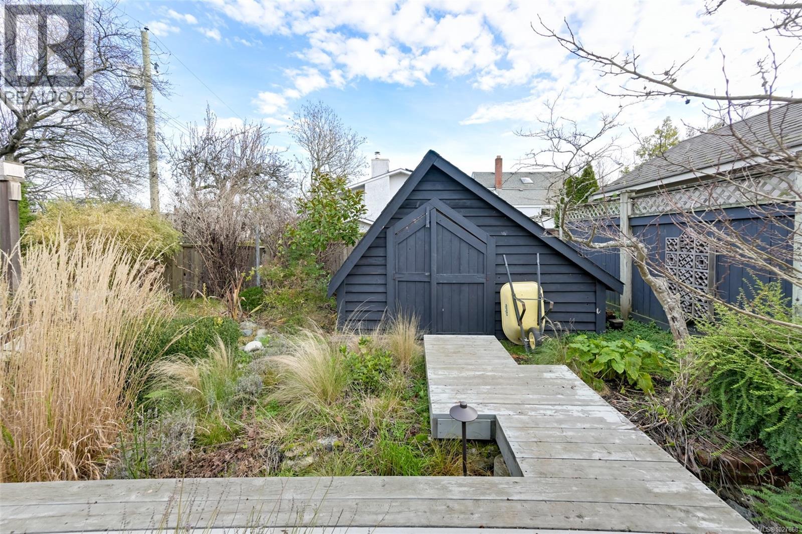 2221 Fernwood Rd, Victoria