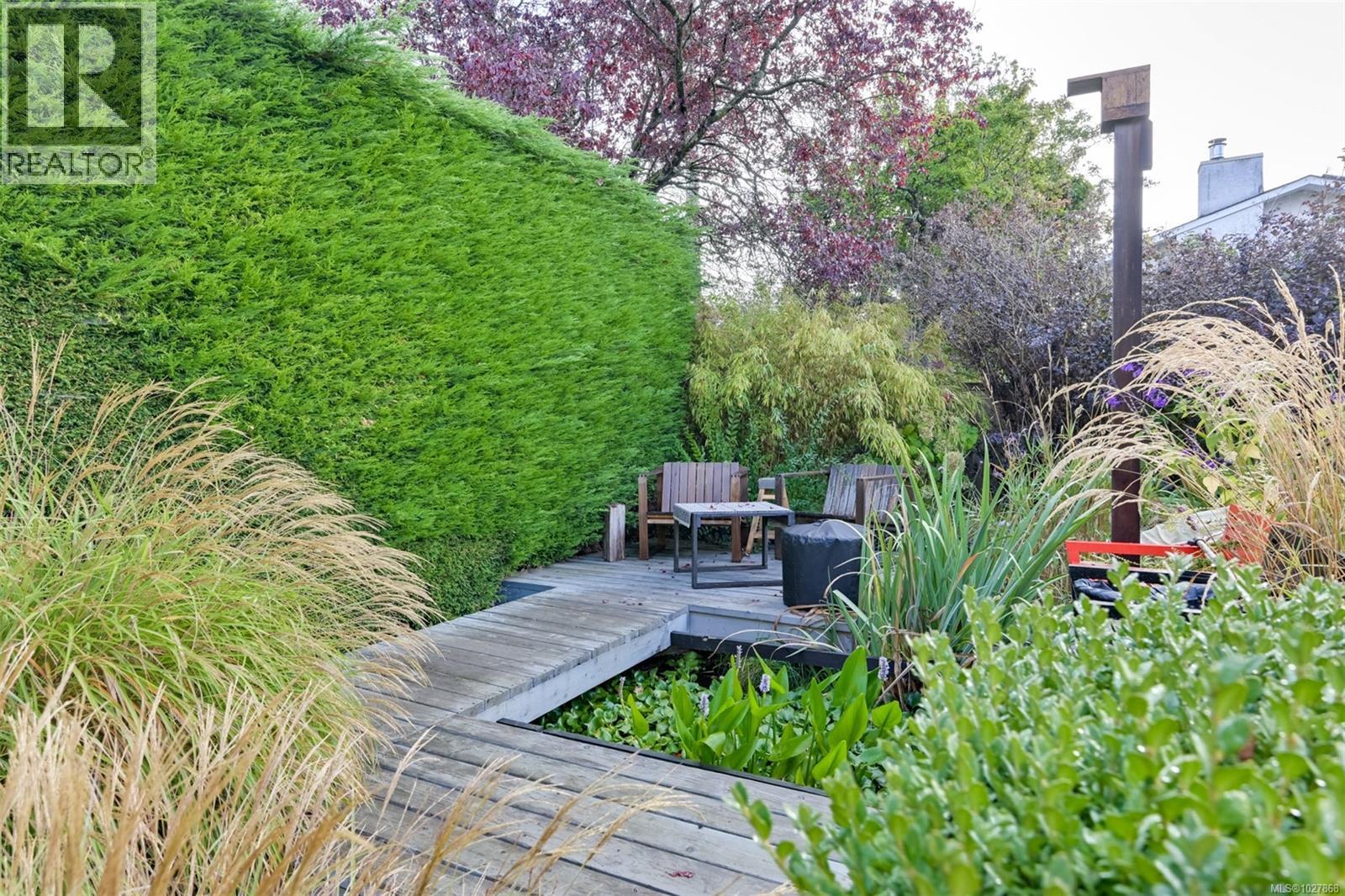 2221 Fernwood Rd, Victoria