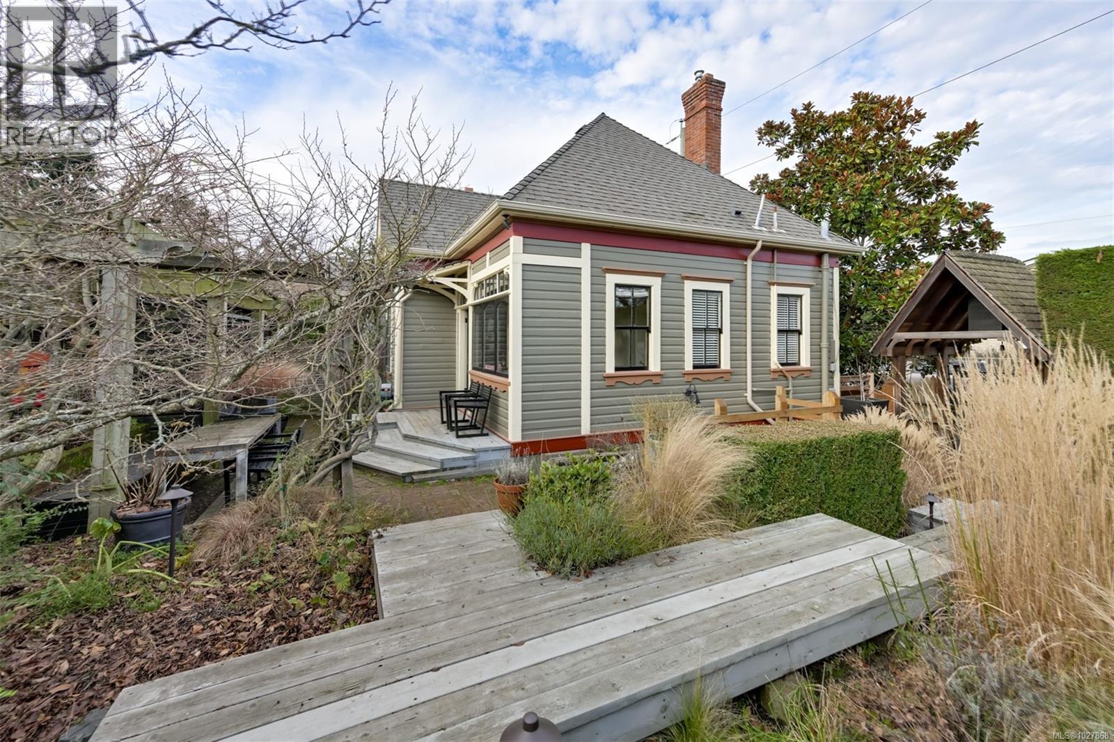 2221 Fernwood Rd, Victoria