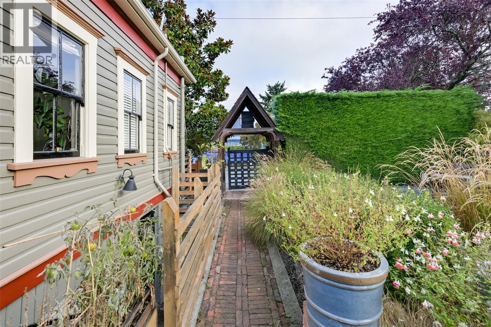 2221 Fernwood Rd, Victoria