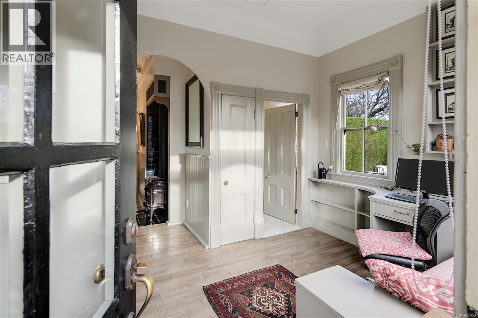 2221 Fernwood Rd, Victoria