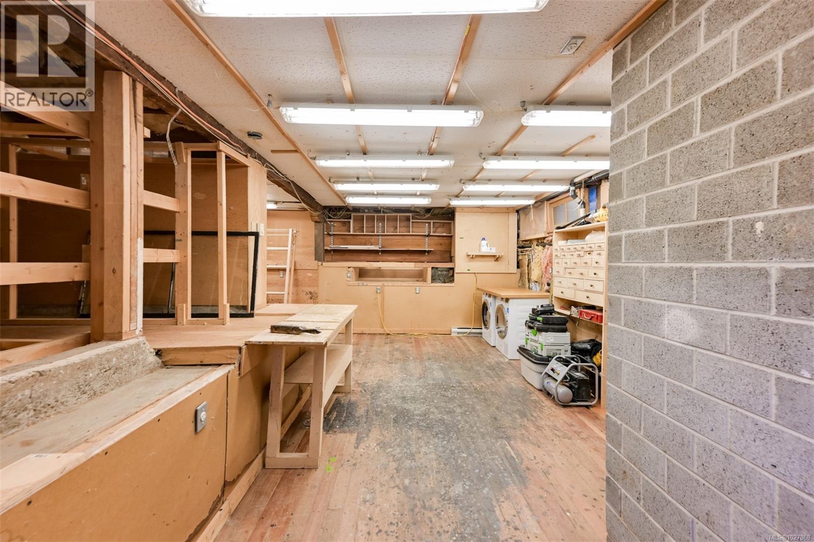 2221 Fernwood Rd, Victoria