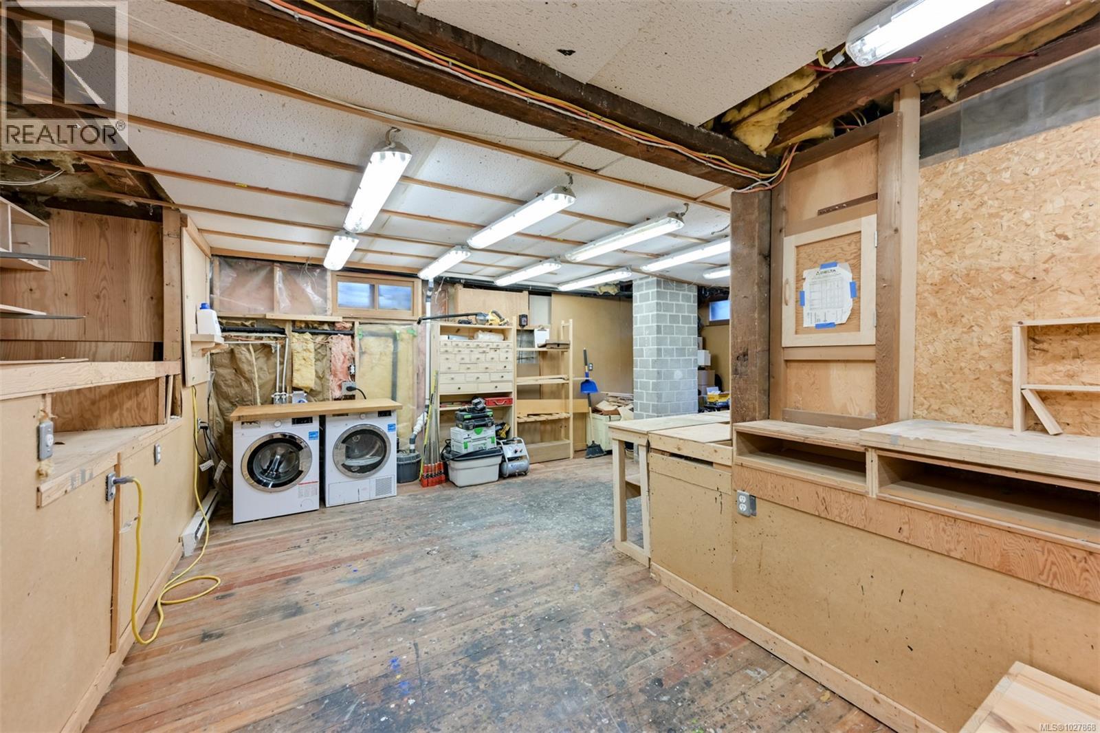 2221 Fernwood Rd, Victoria