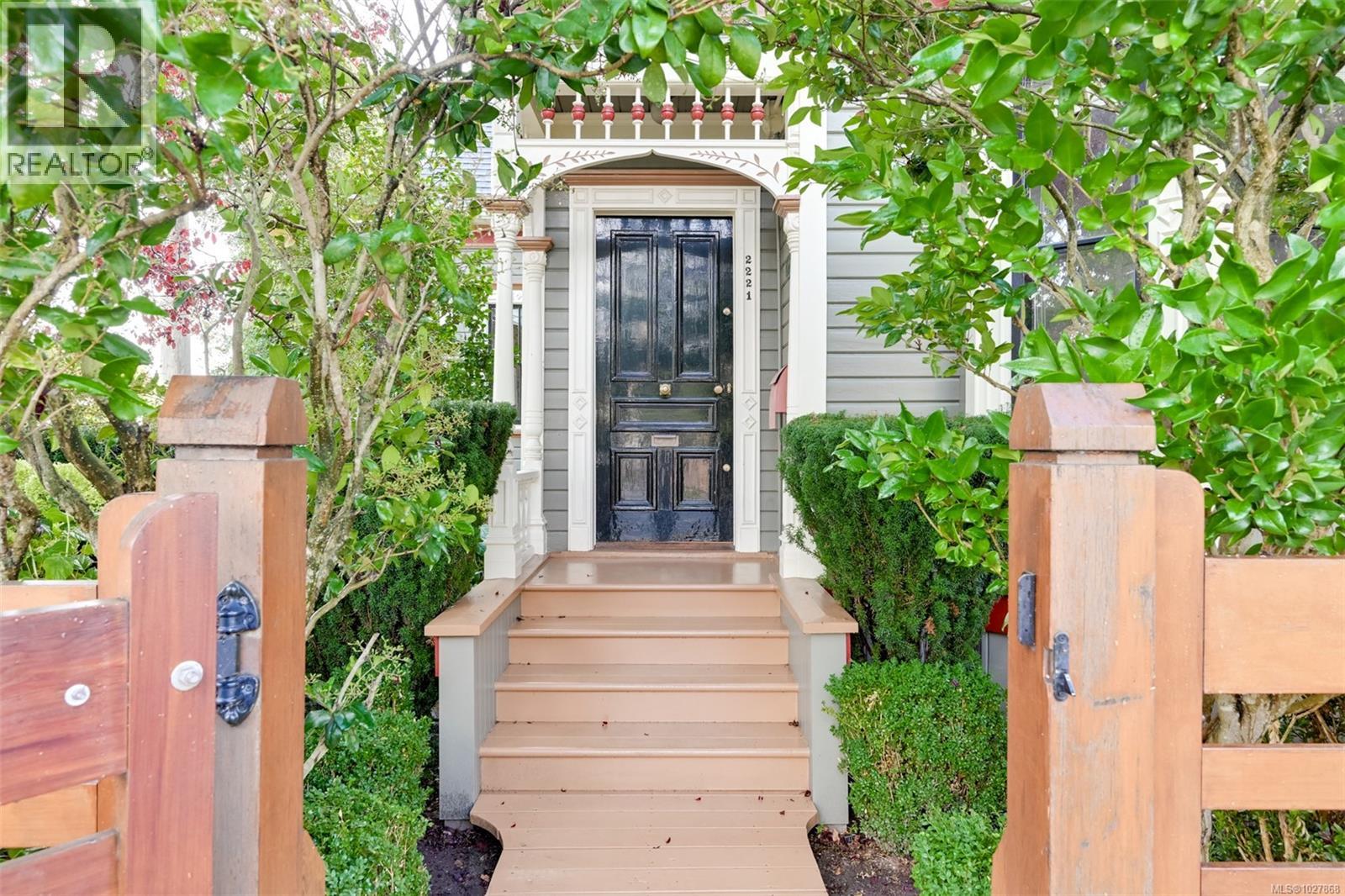 2221 Fernwood Rd, Victoria