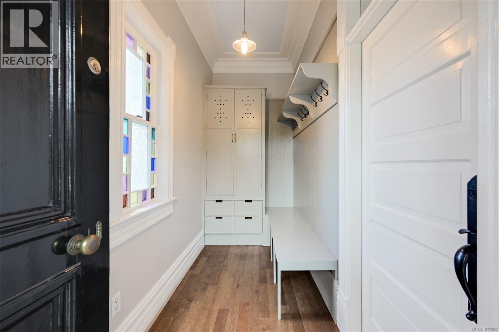 2221 Fernwood Rd, Victoria