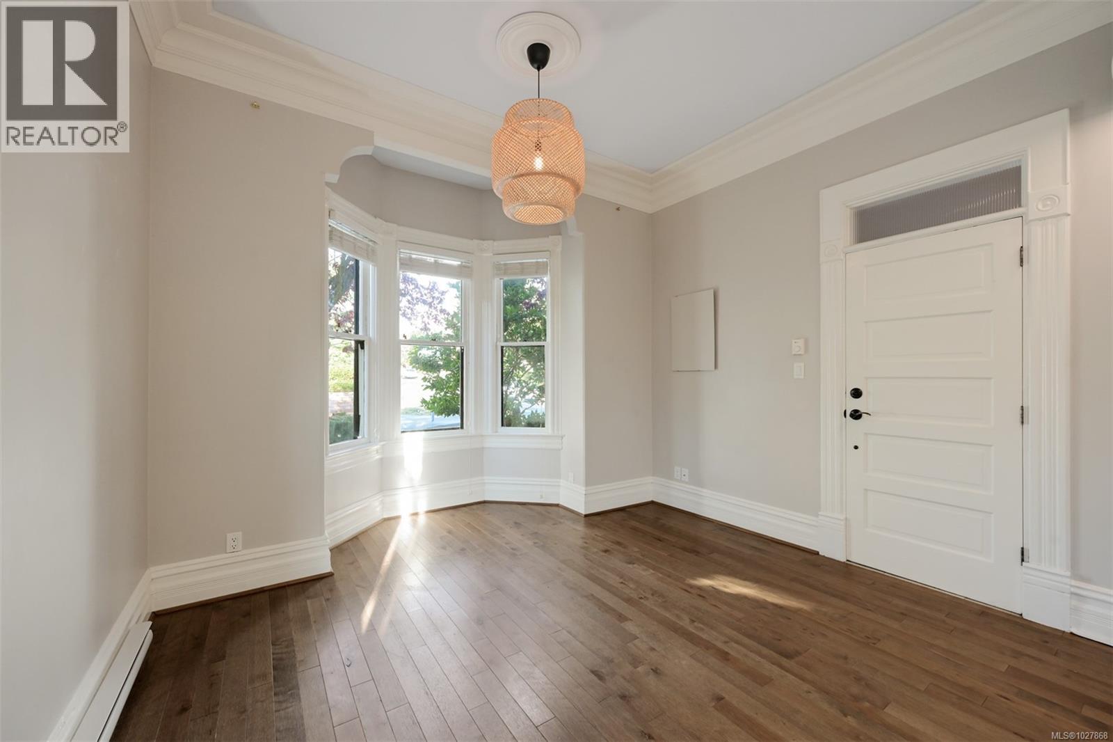 2221 Fernwood Rd, Victoria