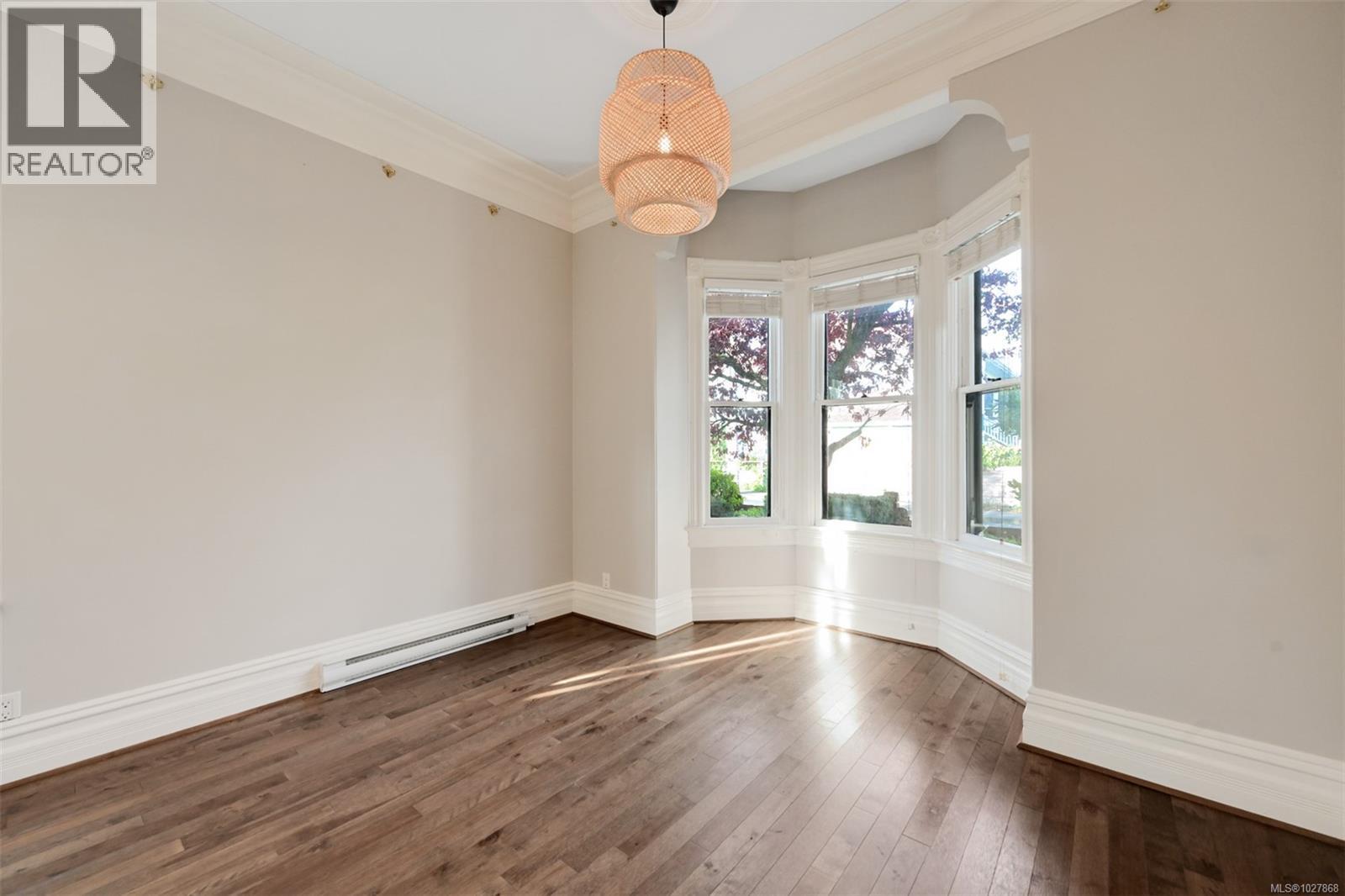 2221 Fernwood Rd, Victoria