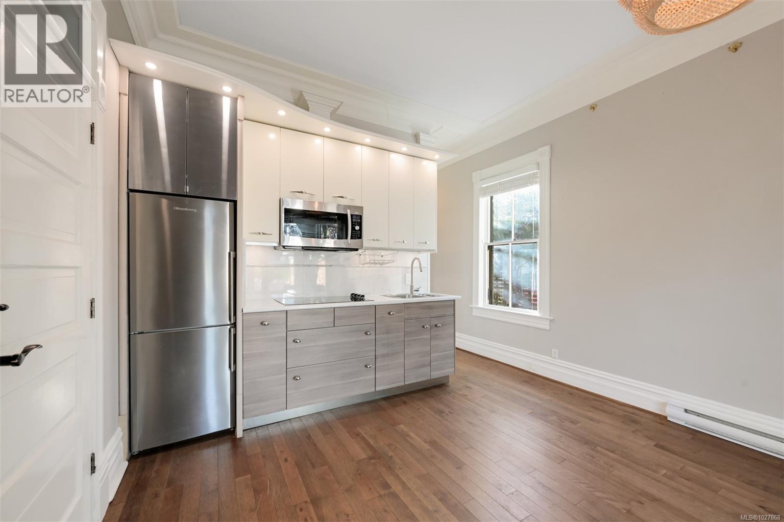 2221 Fernwood Rd, Victoria