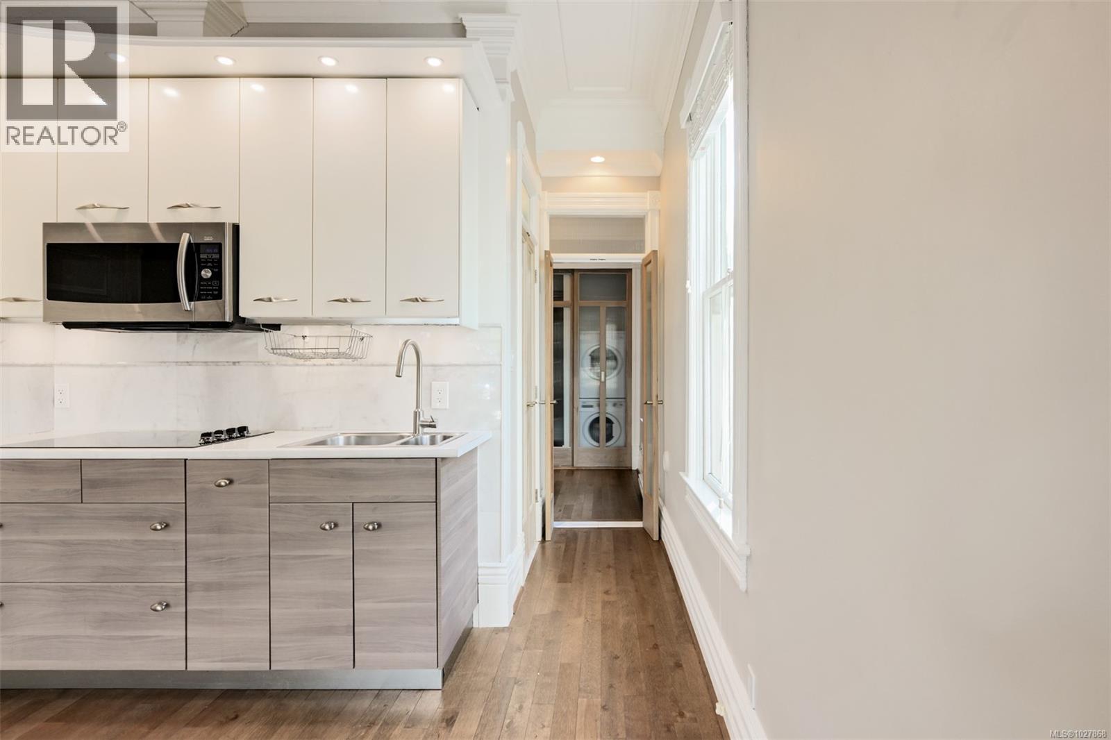 2221 Fernwood Rd, Victoria