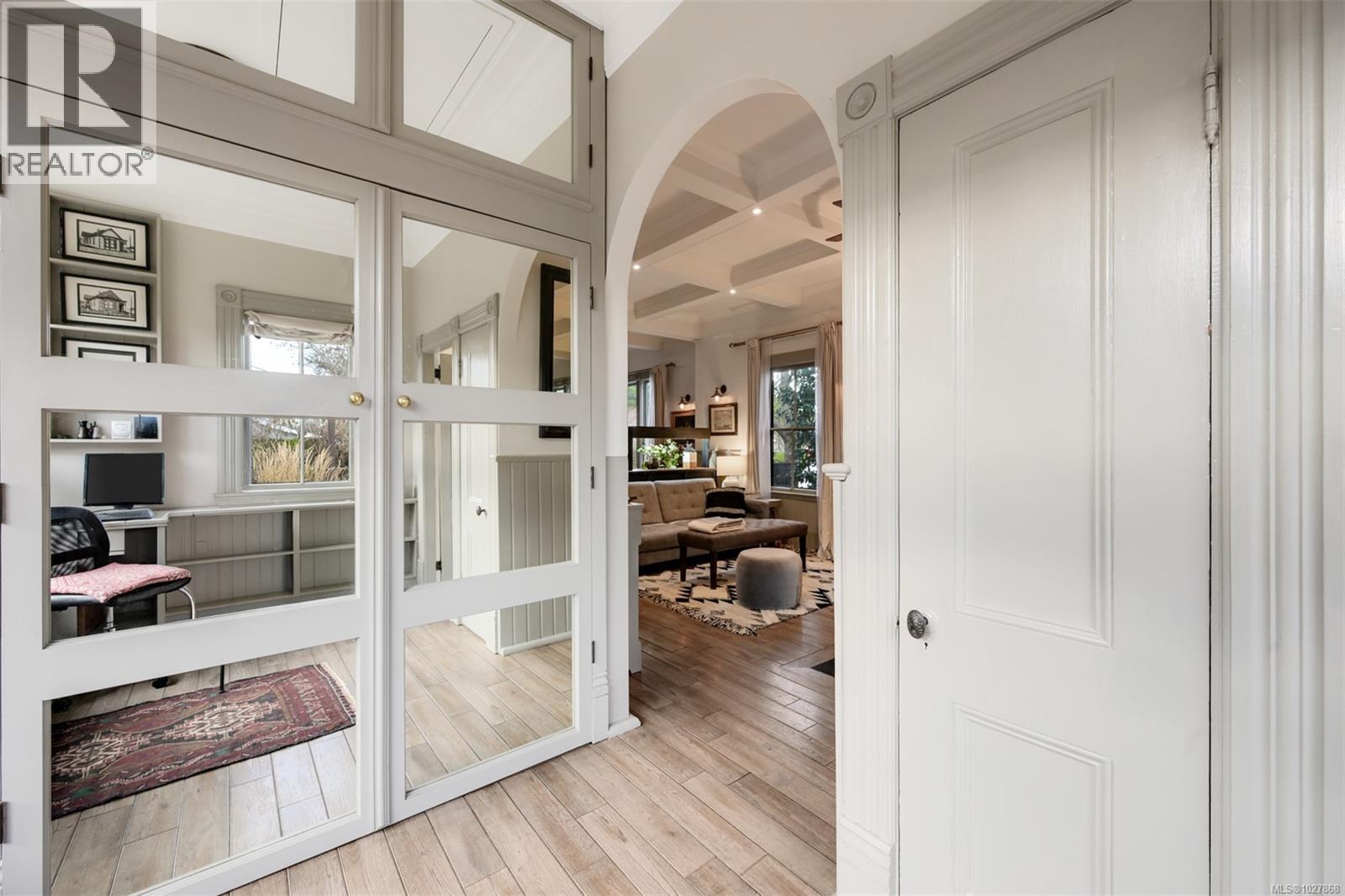 2221 Fernwood Rd, Victoria