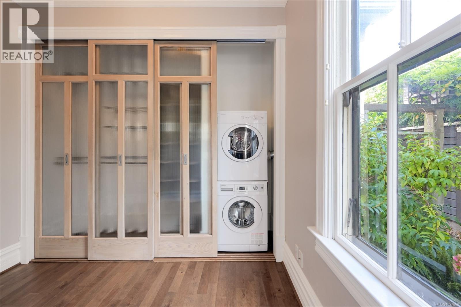 2221 Fernwood Rd, Victoria