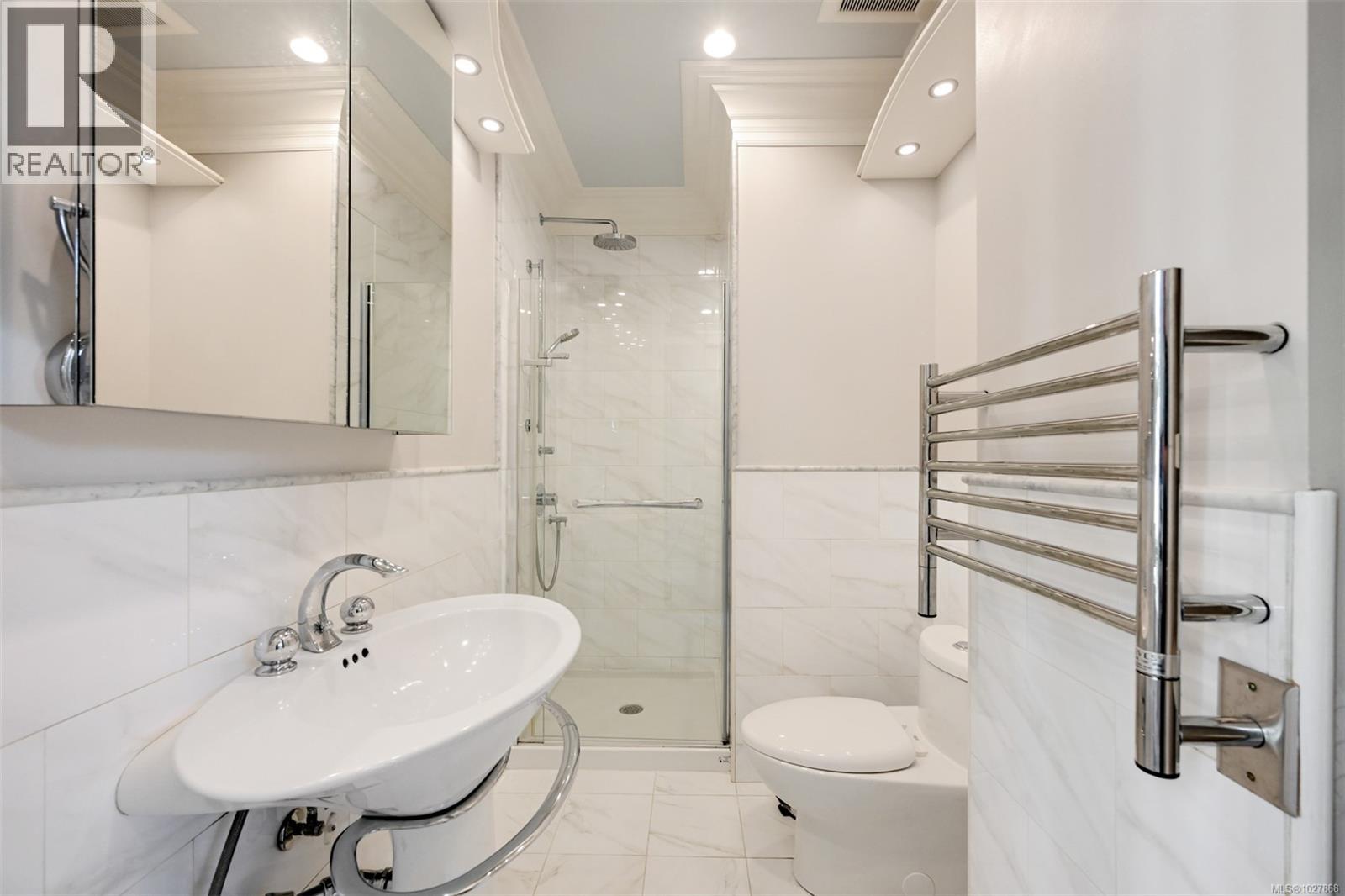 2221 Fernwood Rd, Victoria