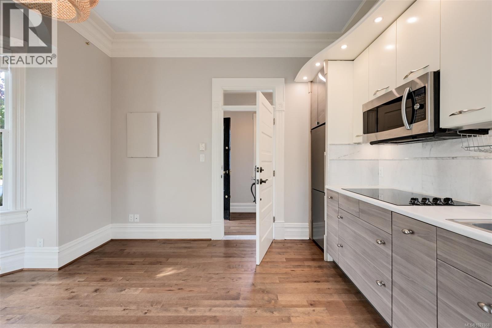 2221 Fernwood Rd, Victoria