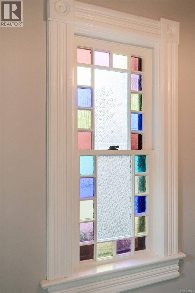 2221 Fernwood Rd, Victoria