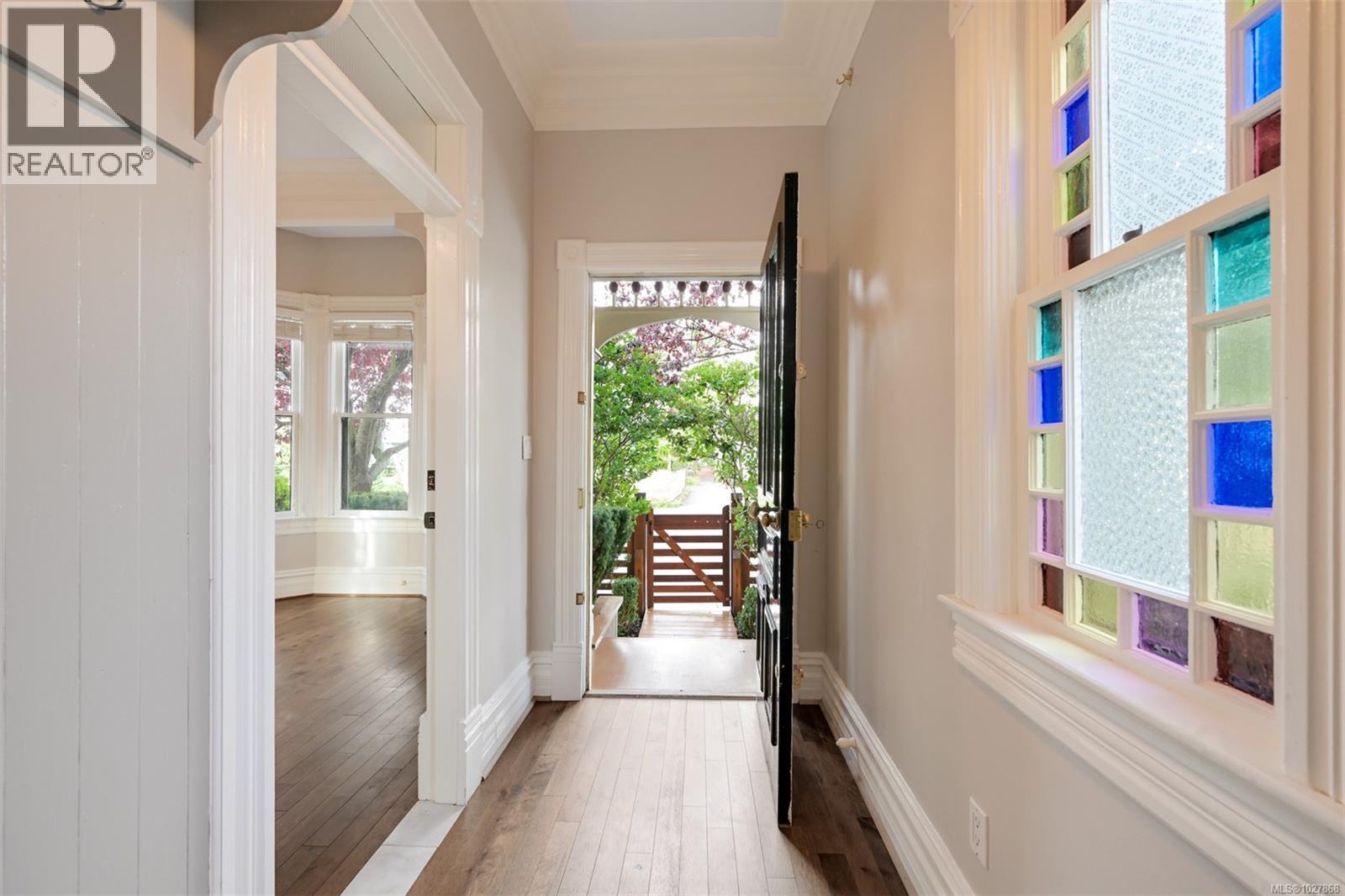 2221 Fernwood Rd, Victoria