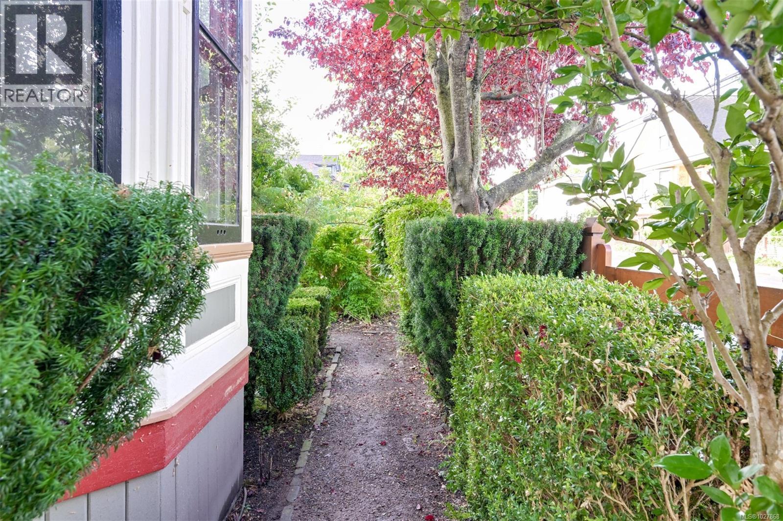 2221 Fernwood Rd, Victoria