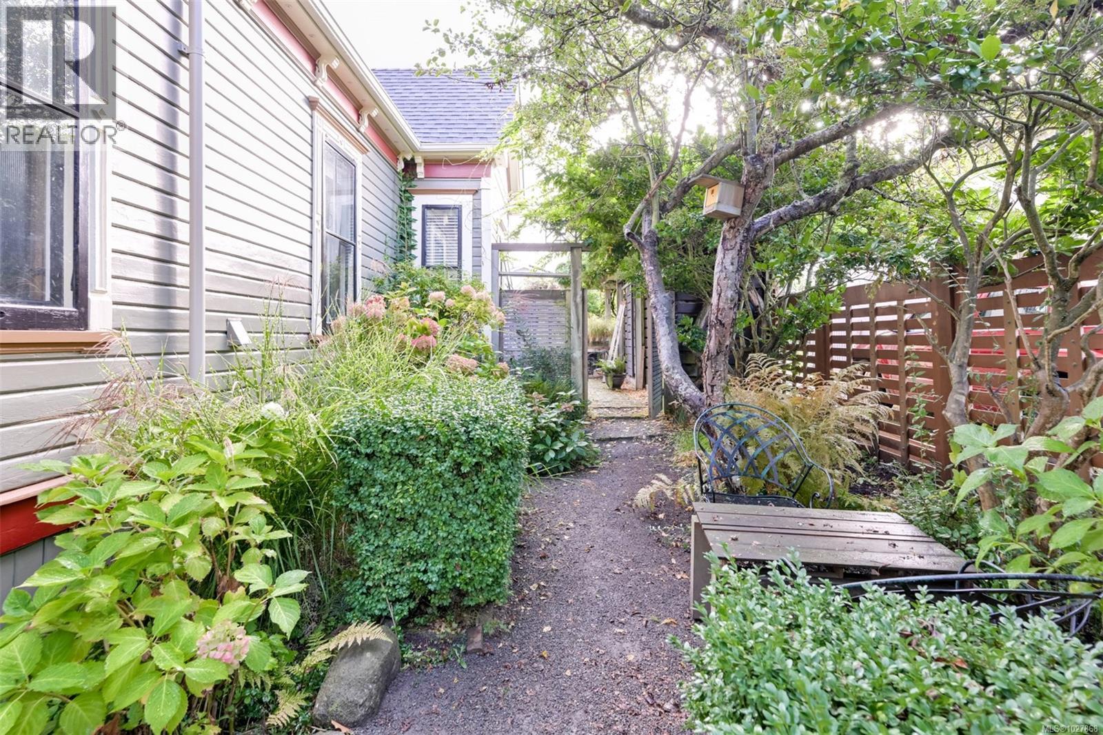 2221 Fernwood Rd, Victoria