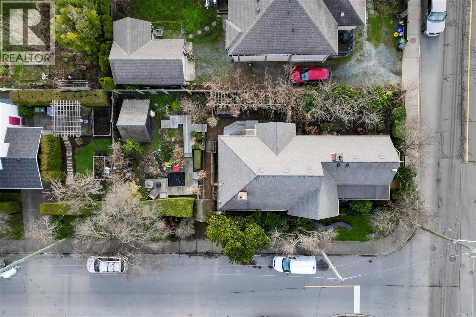 2221 Fernwood Rd, Victoria