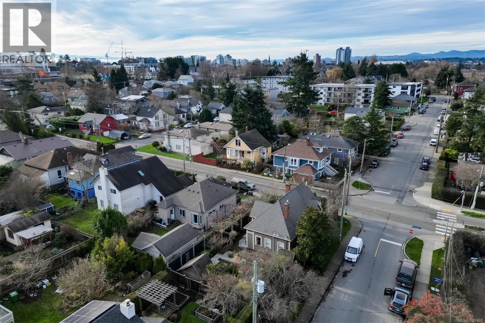 2221 Fernwood Rd, Victoria