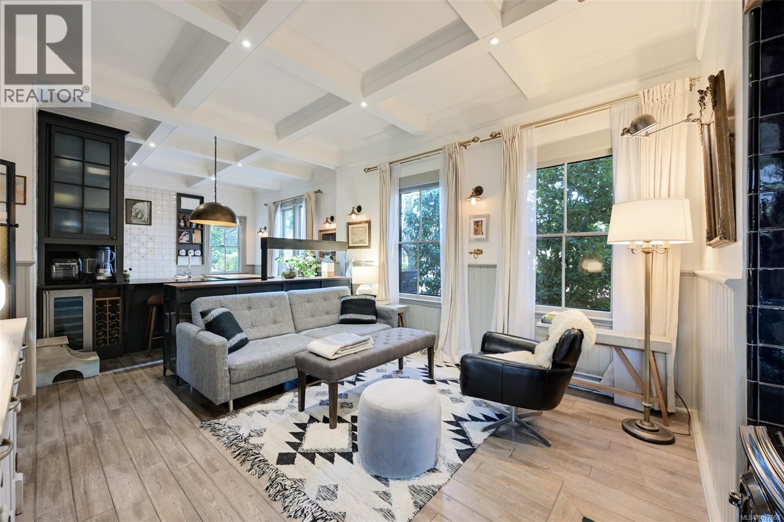 2221 Fernwood Rd, Victoria