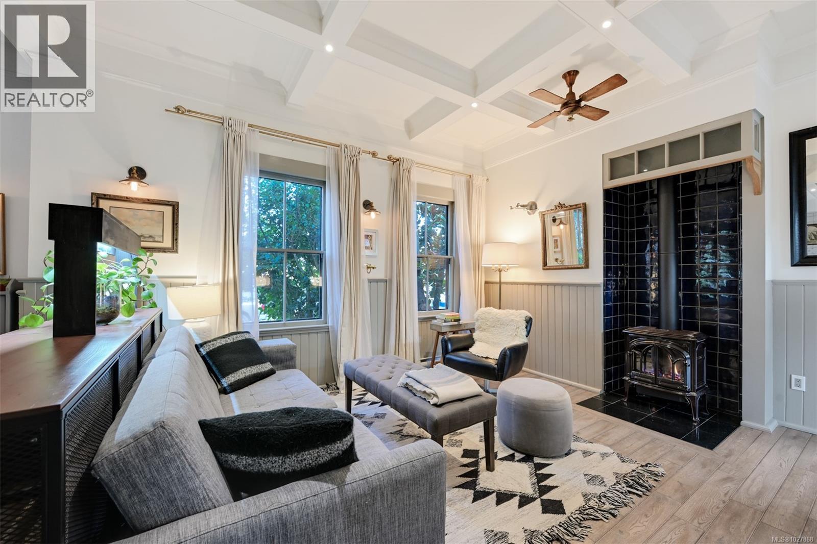 2221 Fernwood Rd, Victoria