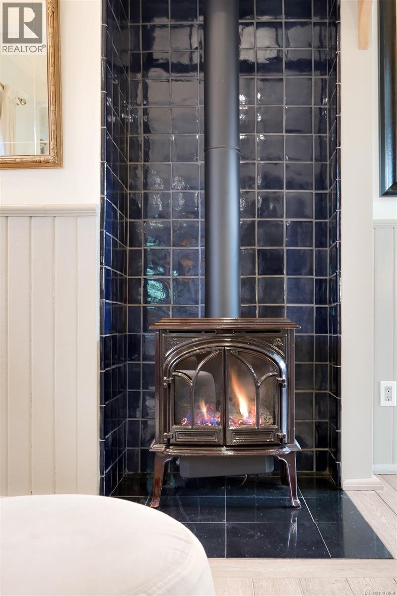 2221 Fernwood Rd, Victoria