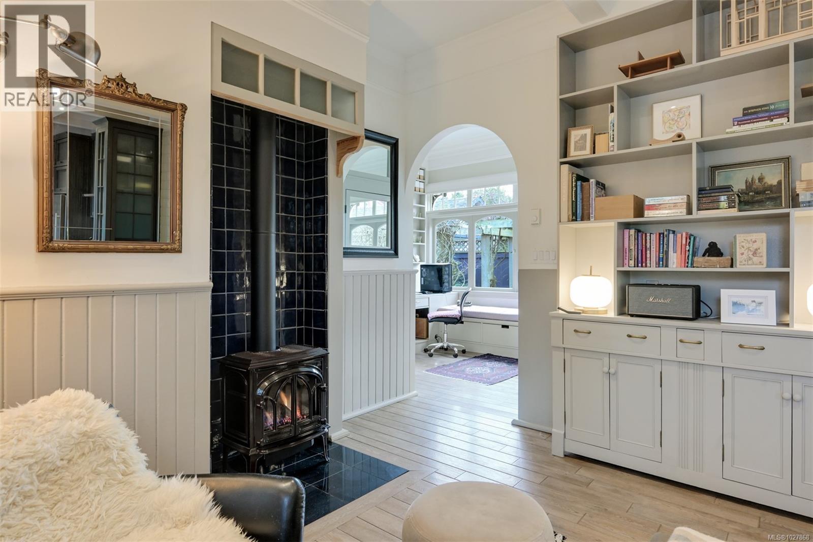 2221 Fernwood Rd, Victoria