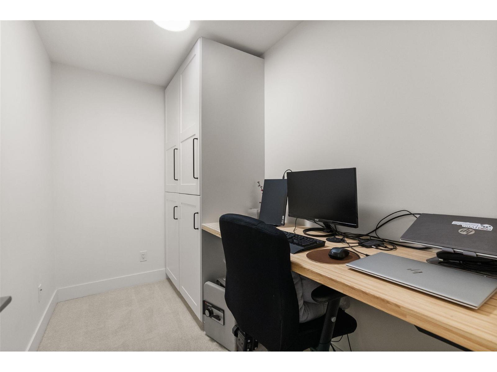 214 14022 NORTH BLUFF ROAD, White Rock